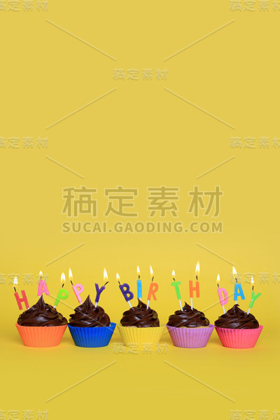 五彩缤纷的生日蛋糕和蜡烛