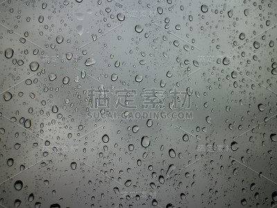 雨天的水滴在玻璃上