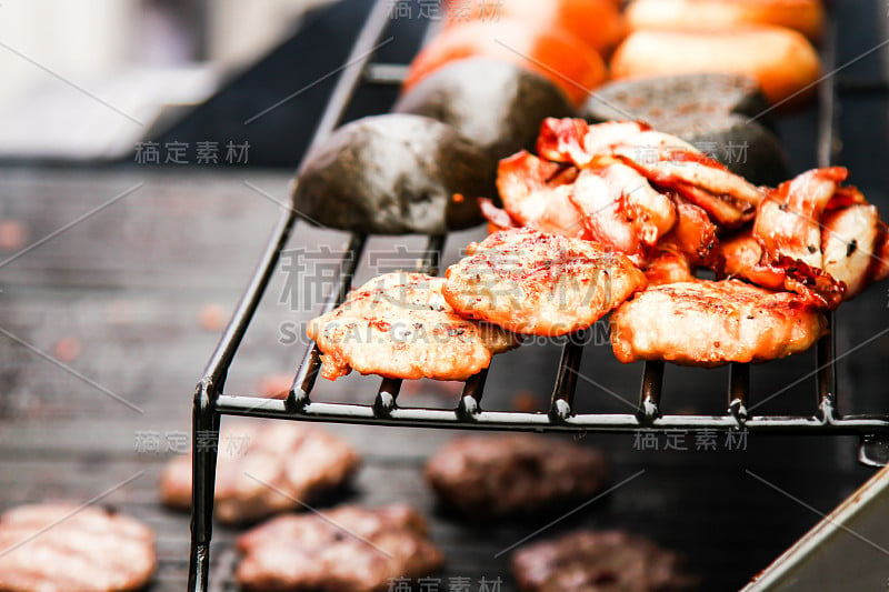 街头食品。汉堡加沙拉和肉，快餐