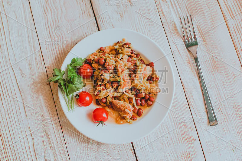 辣椒豆炖肉、卷心菜、面包、红辣椒和大蒜，这是自制健康食品的概念