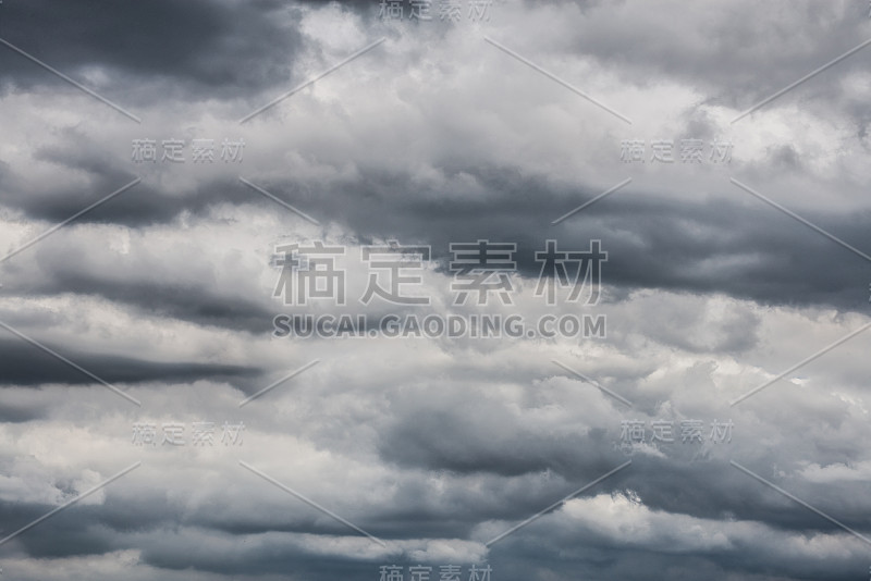 暴风雨后的雨云或层积云