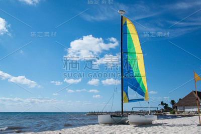 白色沙滩上的双体帆船