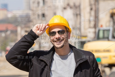 真正的普通建筑工人在工作。