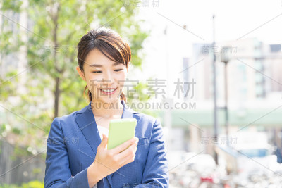 看到智能手机的亚洲女性