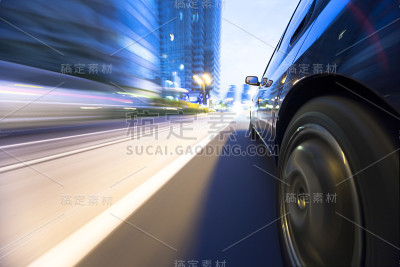在夕阳下的城市里开车。