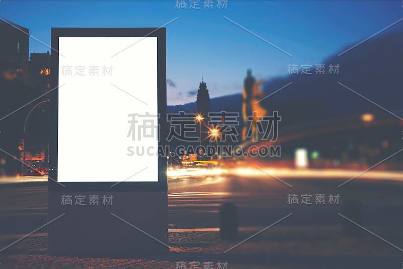 照明空白广告牌与复制空间为您的文本信息或内容，公共信息板在夜间城市与美丽的黄昏背景，广告模拟横幅在大