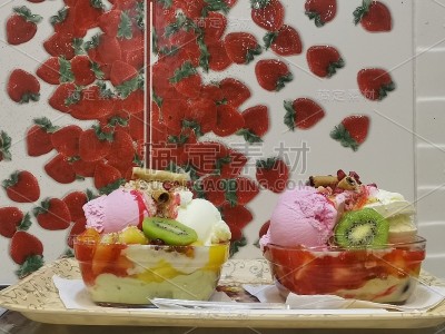 水果沙拉，冰淇淋，蜂蜜和坚果