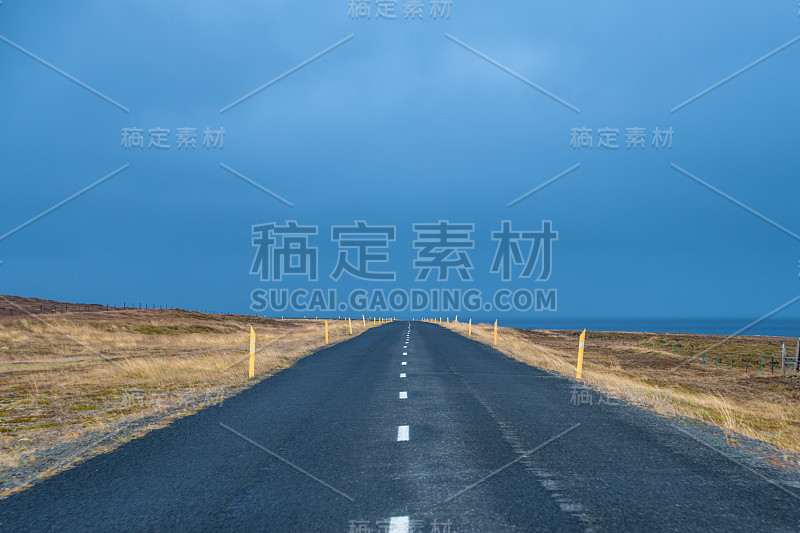 在灰色和暴风雨的秋天，空旷的冰岛海岸公路