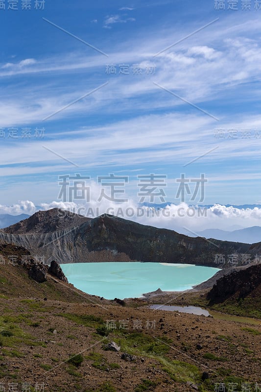 草津白兰山的湖火山。翠绿色是美丽的。