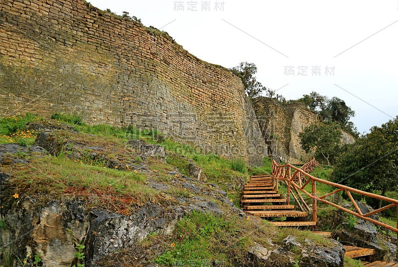 通往Kuelap城堡遗址的木楼梯在亚马逊地区，秘鲁，南美洲的山顶上