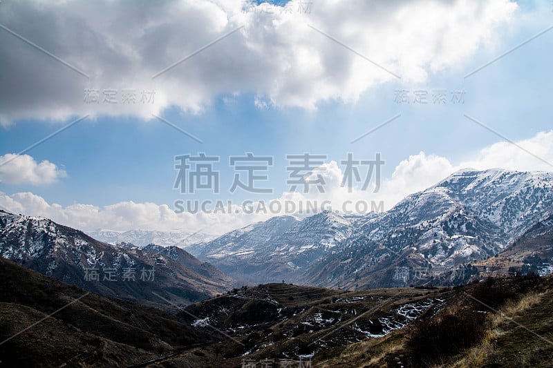 美丽的冬天——白雪覆盖了群山