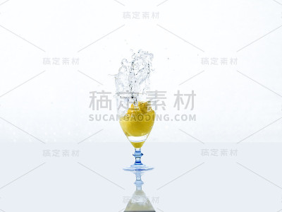 柠檬扑通一声掉进水中