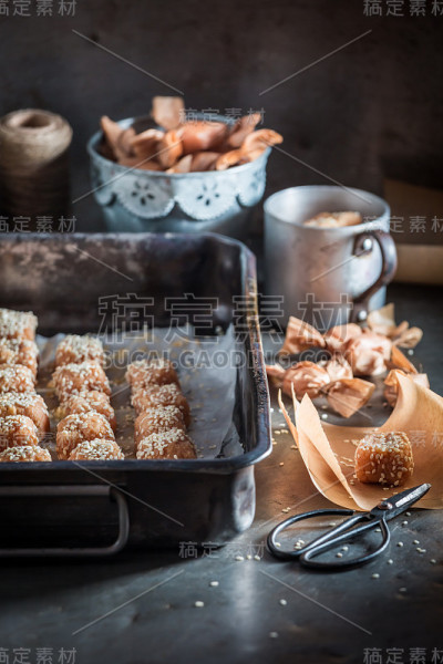 牛奶和由牛奶和芝麻制成的自制糖果
