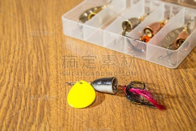 旧木桌上放着鱼饵