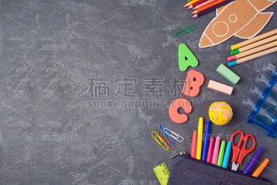 带着学习用品回到学校。从以上观点。平躺