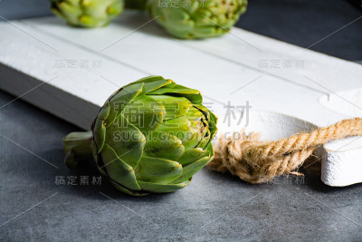 绿色熟生洋蓟准备烹调