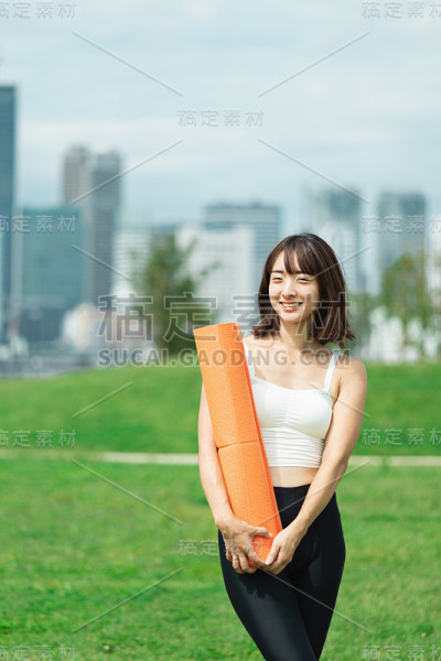 一个做瑜伽的年轻女人
