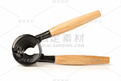 漏斗形胡桃饼干孤立在白色背景