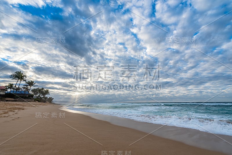 太阳在夏威夷日落海滩的广阔天空上落下