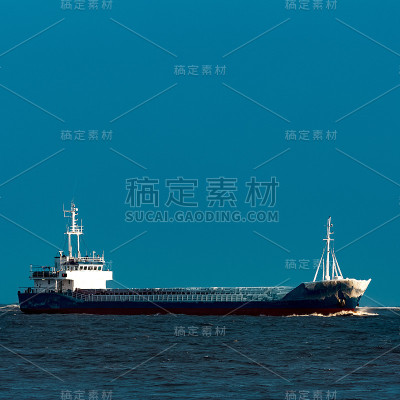 蓝色的货船