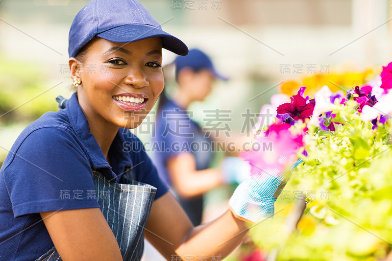 在苗圃工作的非洲女花匠