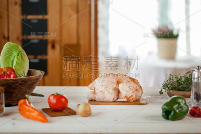 男子准备烹调鸡肉