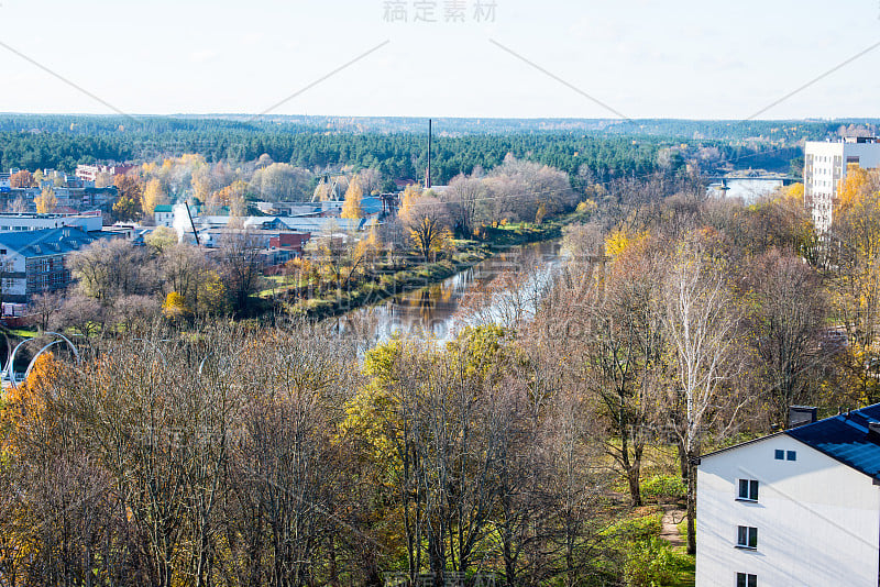 秋天俯瞰小镇全景