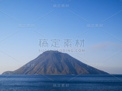 美丽的火山岛与绿色植被在地中海晴朗的日子