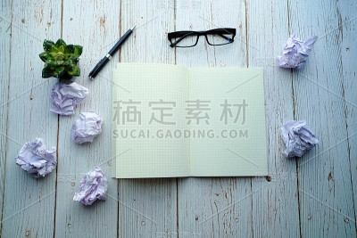 俯视图皱巴巴的纸球和记事本桌上