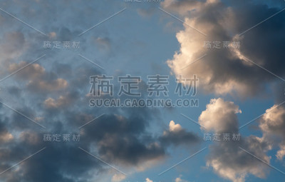 日落时美丽的粉红色和深蓝色的云彩