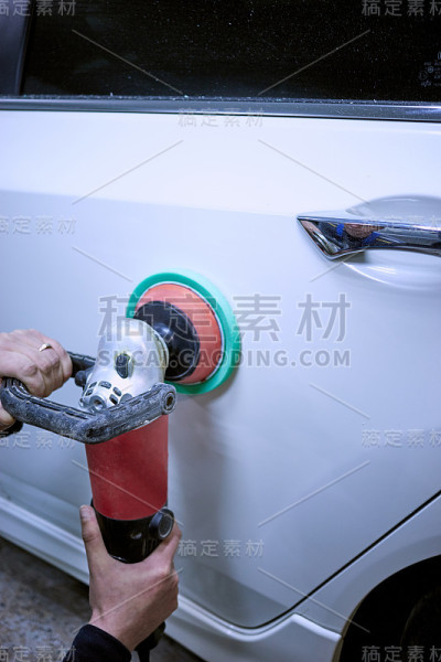 在加油站准备出售汽车。