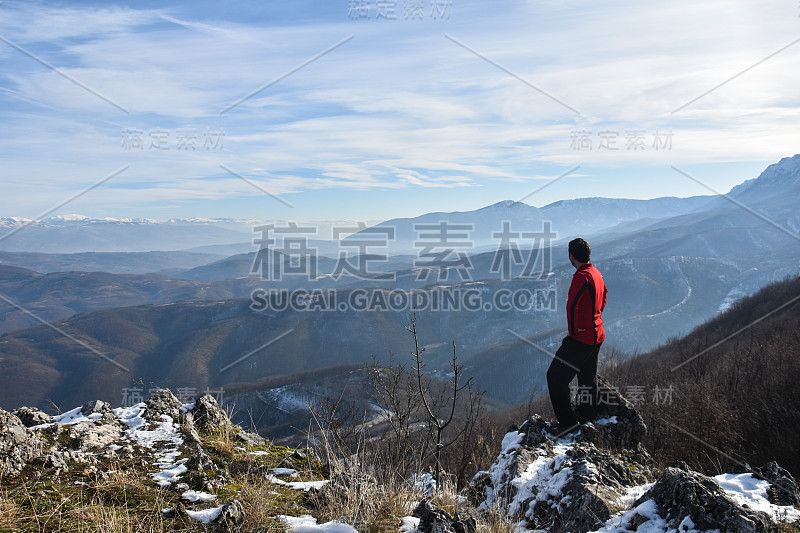 冬天山里的徒步旅行者