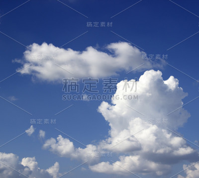 蓝天映衬着柔和的白云。