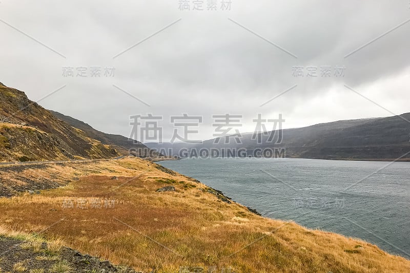 在暴风雨的秋天，冰岛的西峡湾可以看到峡湾