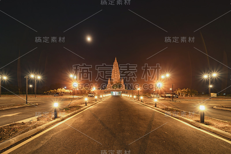 Wat Panyanantaram，一个佛教寺庙在巴吞他尼城，泰国。泰国建筑的建筑背景是旅游旅游和度