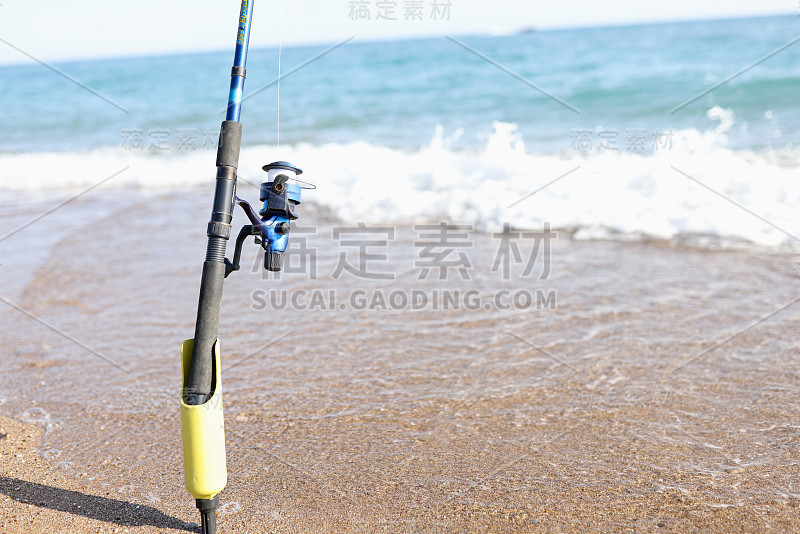 用来捕鱼的钓竿竖立在海岸线上