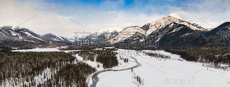 美丽的加拿大山景鸟瞰图