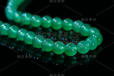 黑色背景上分离出绿色肾炎珠