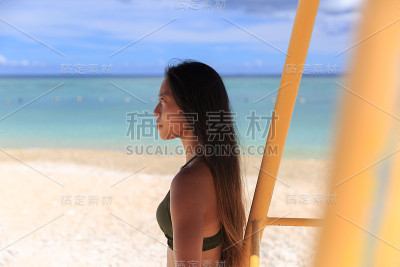 日本沙滩女孩和蓝色的大海。