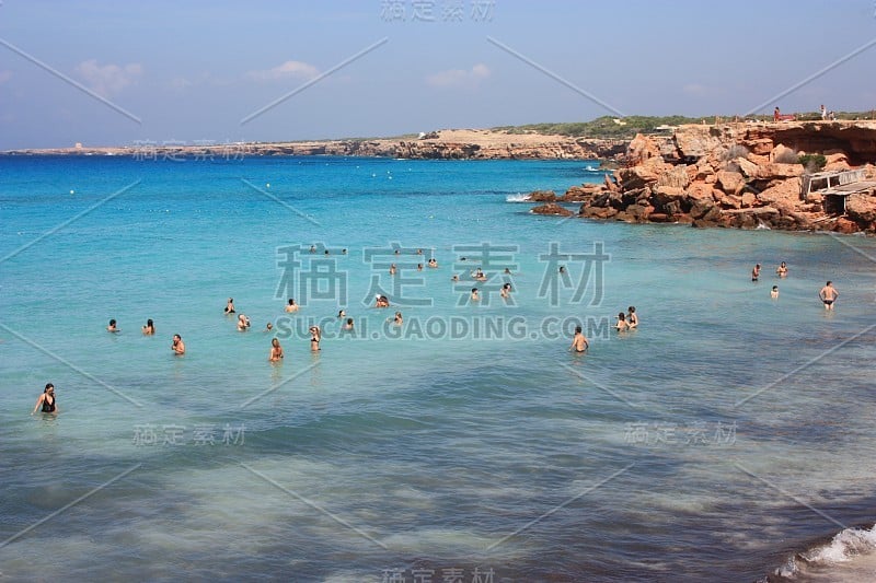 Cala Saona是西班牙伊比沙岛最美丽的海滩之一，拥有清澈的海水