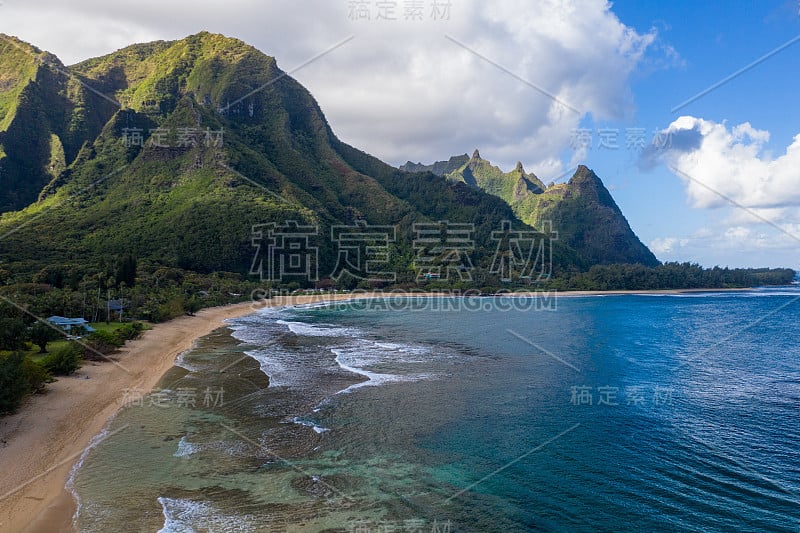 无人机拍摄的夏威夷考艾岛北岸隧道海滩