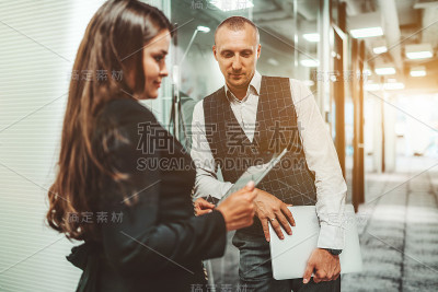 两个生意上的同事在室内