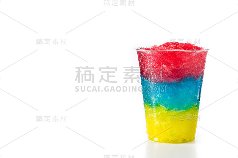 用吸管装在塑料杯里，做成各种口味的彩色冰沙