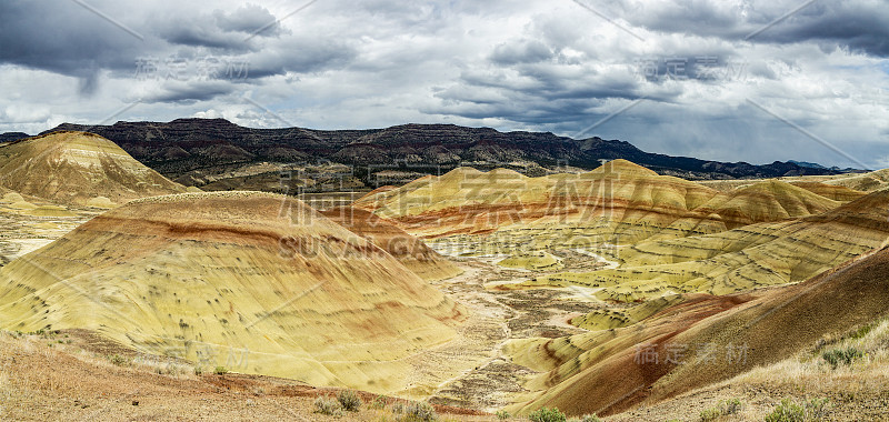 画山全景，地质沉积形成或荒地米切尔，中俄勒冈，美国。