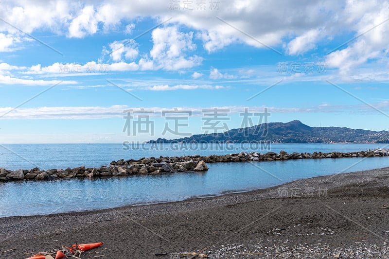 意大利利古雷海的基亚瓦里海滩