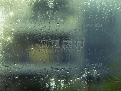 窗户玻璃上有水滴和闪光