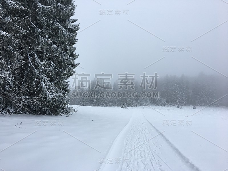 这是阿尔布施塔特斯瓦比亚山脉冬季徒步旅行的必经之路