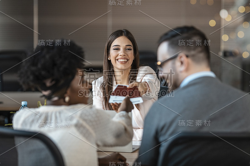 年轻女子给游客提供机票和护照和签证。