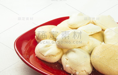 红盘子里放着蛋白酥