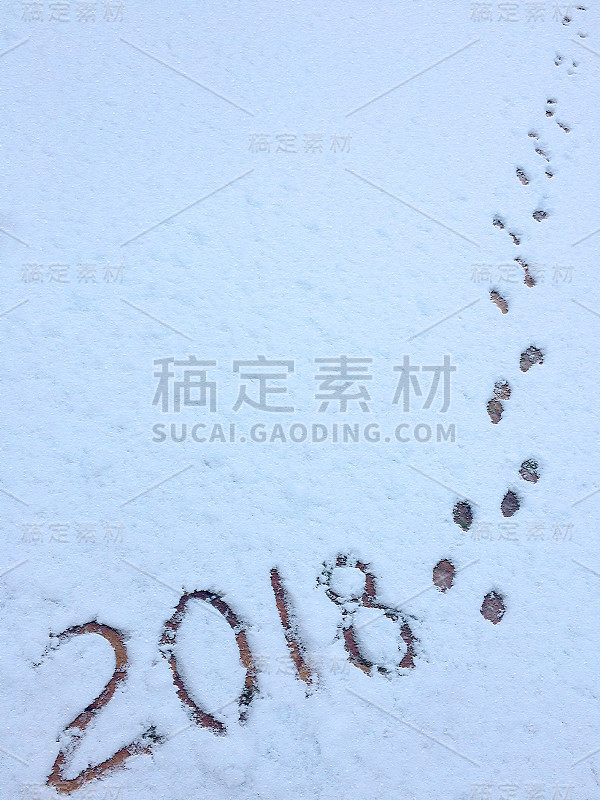 根据东方历法，2018年的文字是在刚刚落下的白雪和逐渐消退的狗爪痕迹上手写的，以象征来年的Sobok